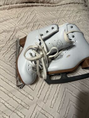 JACKSON Elle figure skates size 2R